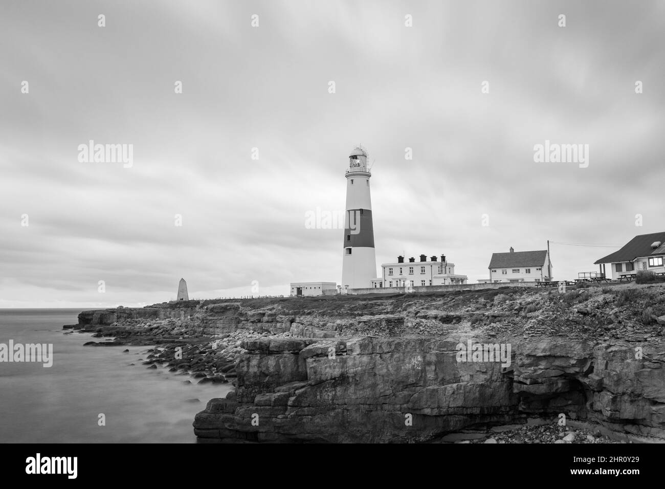 Foto in bianco e nero del faro di Portland Bill nel Dorset al crepuscolo Foto Stock