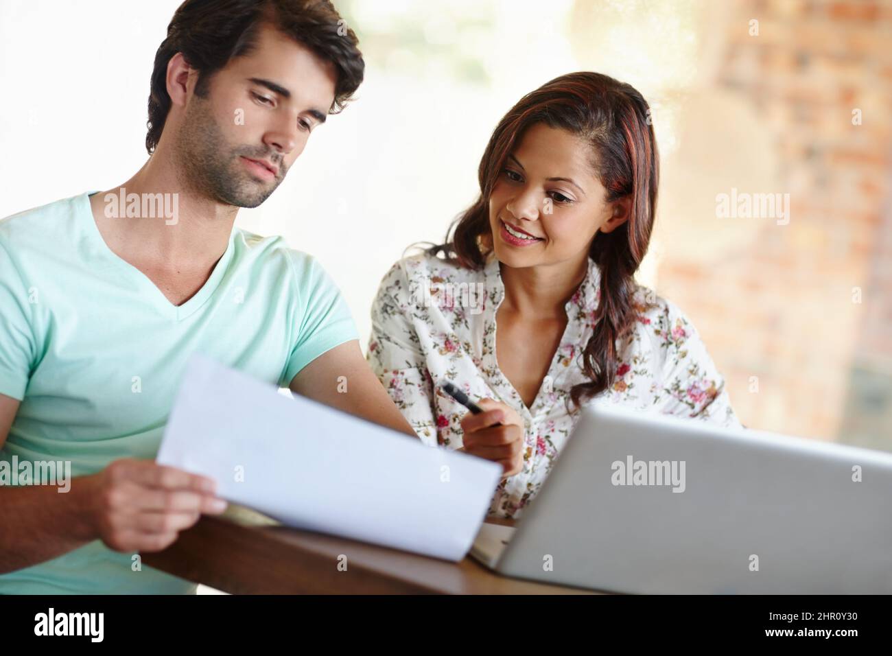 Dobbiamo essere più rigorosi con il nostro bilancio. Una giovane coppia che discute della loro situazione finanziaria. Foto Stock
