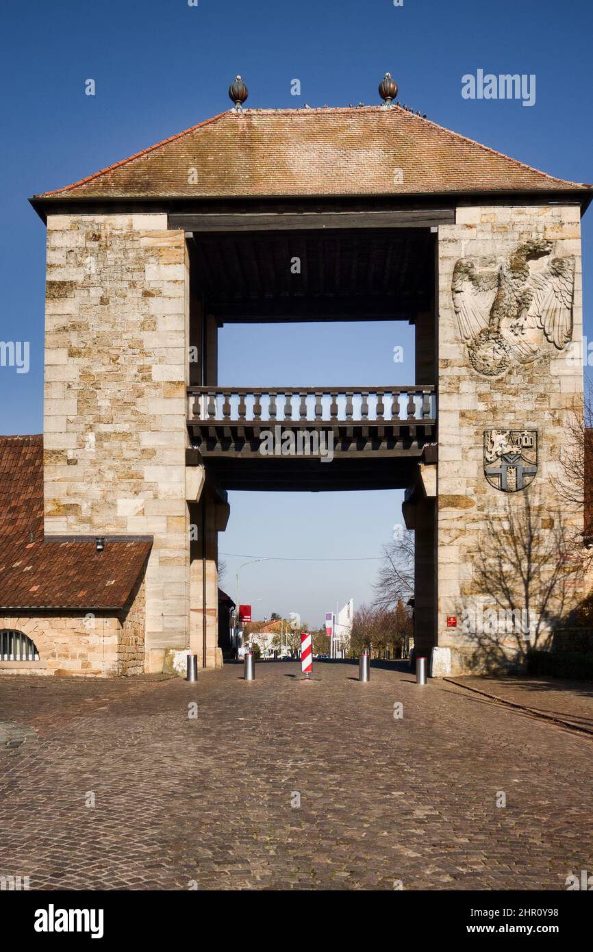 La porta del vino tedesca (Deutsches Weintor) è la porta d'ingresso alla strada del vino tedesco a Schweigen-Rechtenbach, Germania. Foto Stock