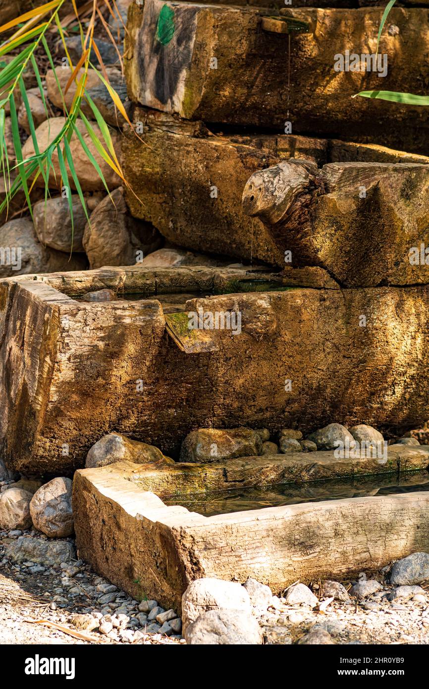 sorgente d'acqua naturale decorata a forma di cascata di legno Foto Stock