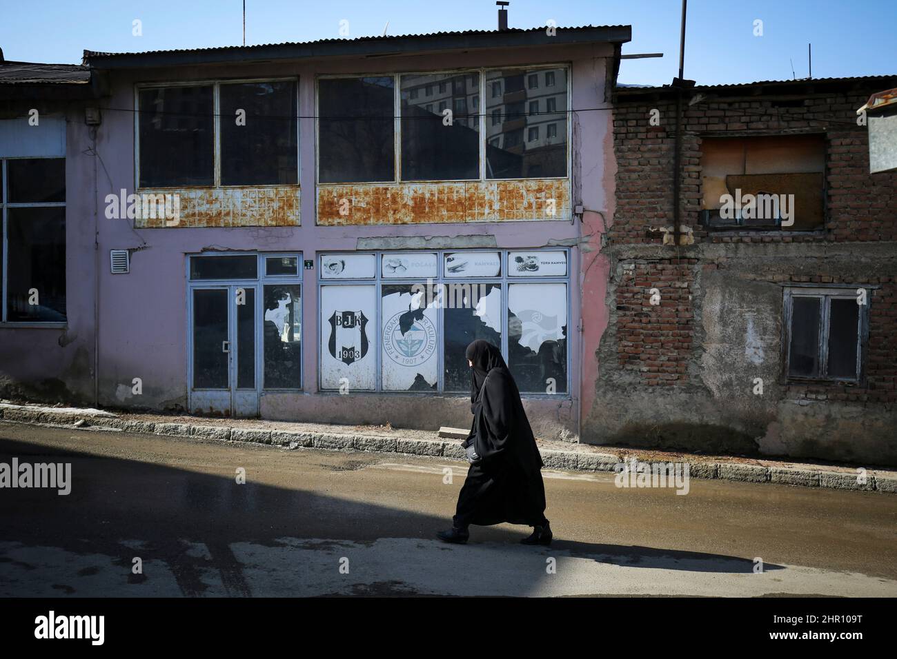 Erzurum, Istanbul, Turchia. 24th Feb 2022. La gente del posto cammina per le strade di un quartiere povero di Erzurum. Erzurum è una città conservatrice nella parte orientale della Turchia. (Credit Image: © Serkan Senturk/ZUMA Press Wire) Foto Stock