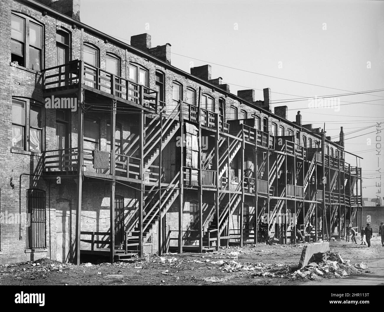 Vista posteriore di case di appartamento con scala di legno, lato sud, Chicago, Illinois, Stati Uniti, Russell Lee, U.S. Office of War Information/U.S. Farm Security Administration, aprile 1941 Foto Stock