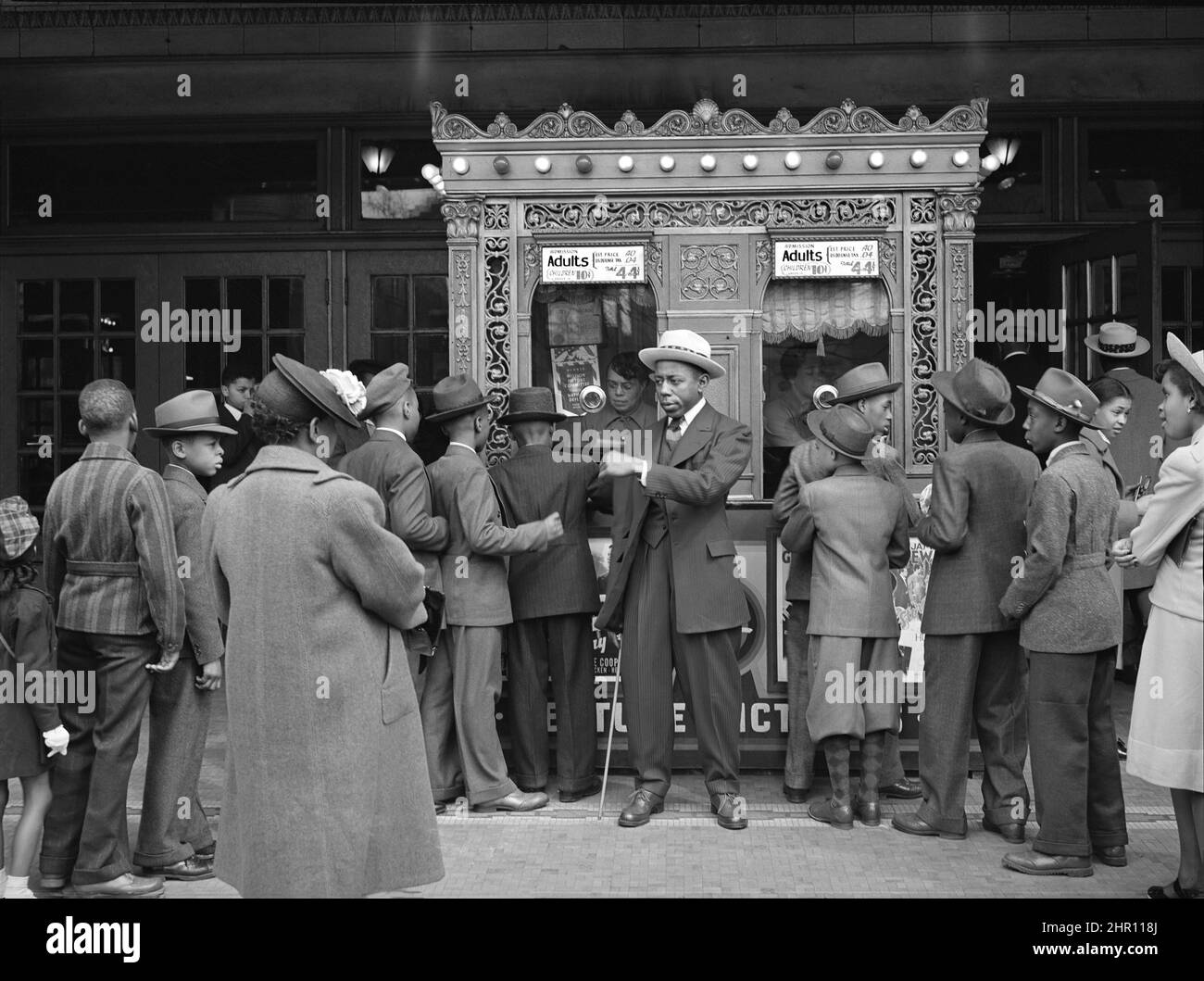 Crowd Outside Movie Theatre, South Side, Chicago, Illinois, USA, Russell Lee, U.S. Office of War Information/U.S. Farm Security Administration, aprile 1941 Foto Stock