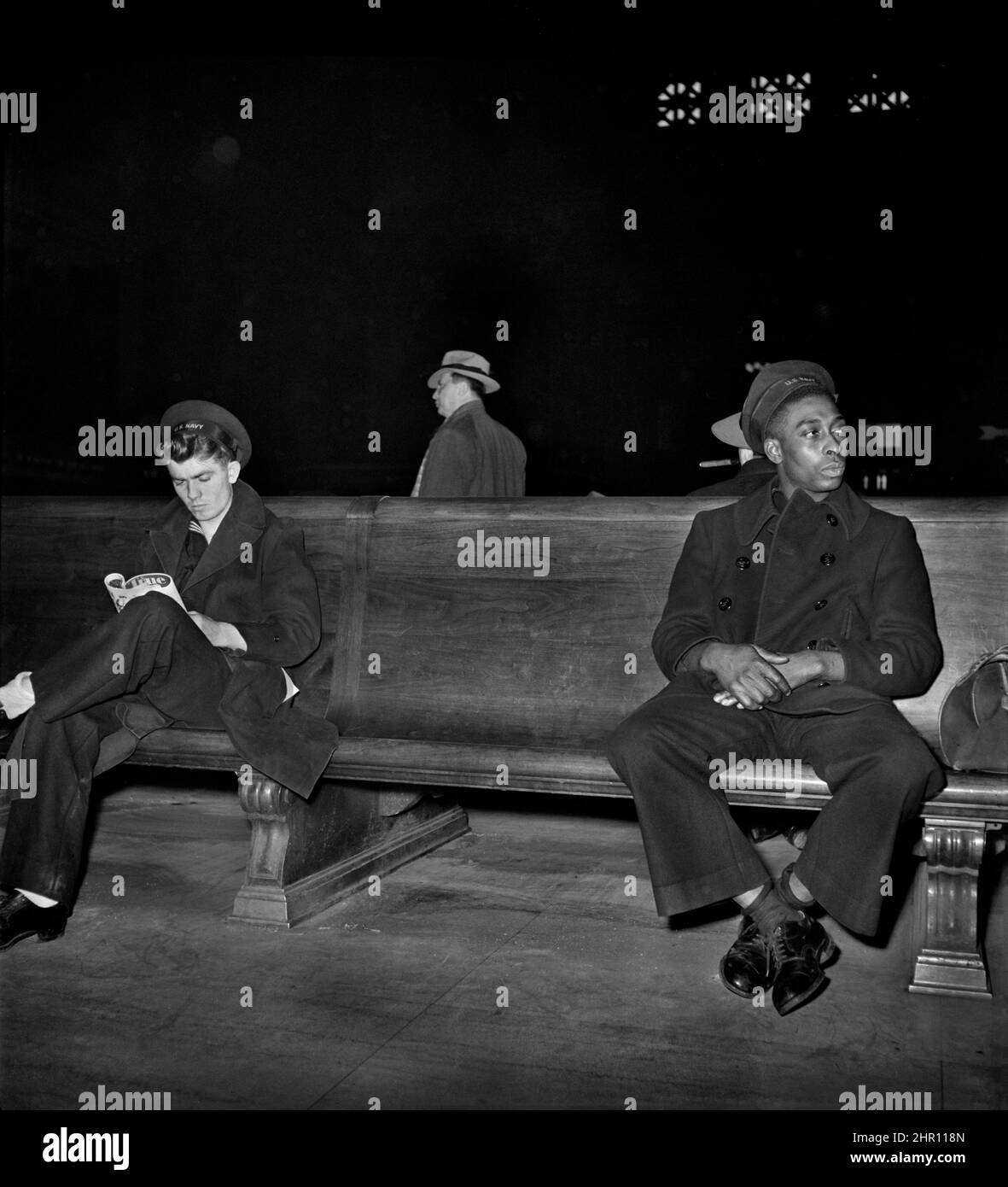 Due marinai in Main Waiting Room in attesa di treno, Union Station, Chicago, Illinois, USA, Jack Delano, U.S. Office of War Information/U.S. Farm Security Administration, gennaio 1943 Foto Stock