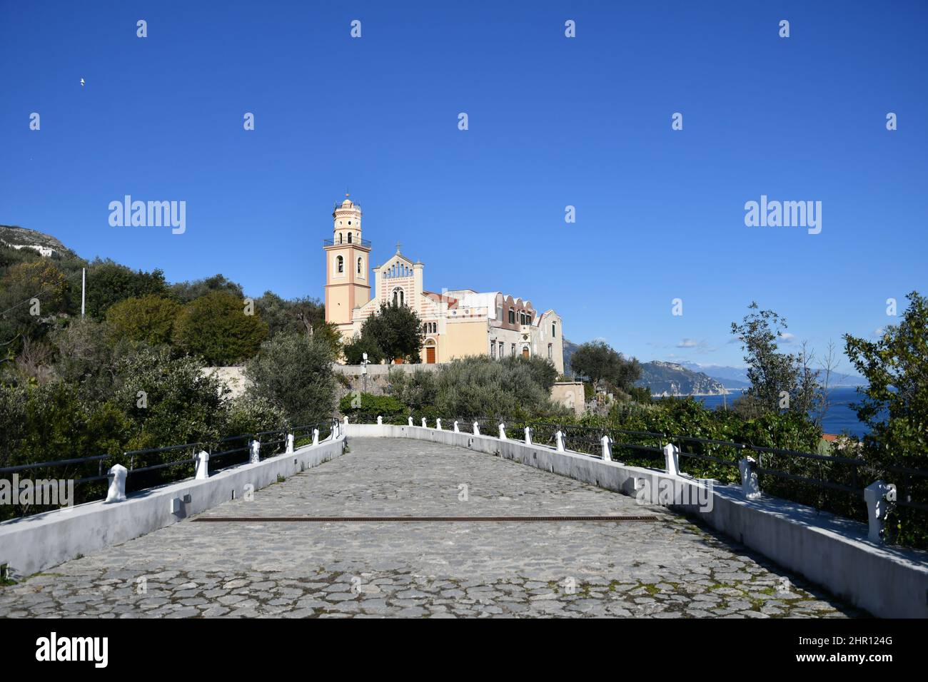 Una piccola strada nel verde di Conca dei Marini, un paese italiano sulla costiera amalfitana. Foto Stock