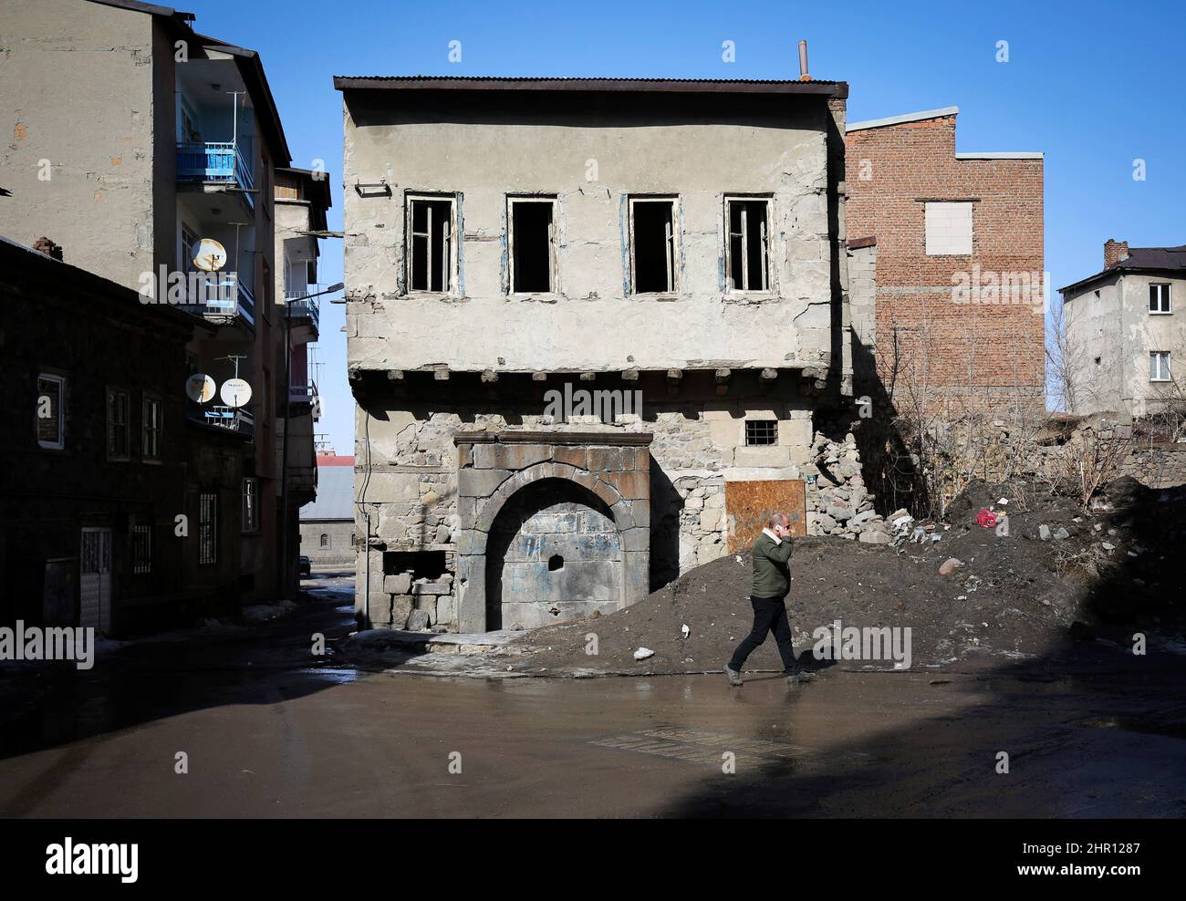 Erzurum, Istanbul, Turchia. 24th Feb 2022. La gente del posto cammina per le strade di un quartiere povero di Erzurum. Erzurum è una città conservatrice nella parte orientale della Turchia. (Credit Image: © Serkan Senturk/ZUMA Press Wire) Foto Stock