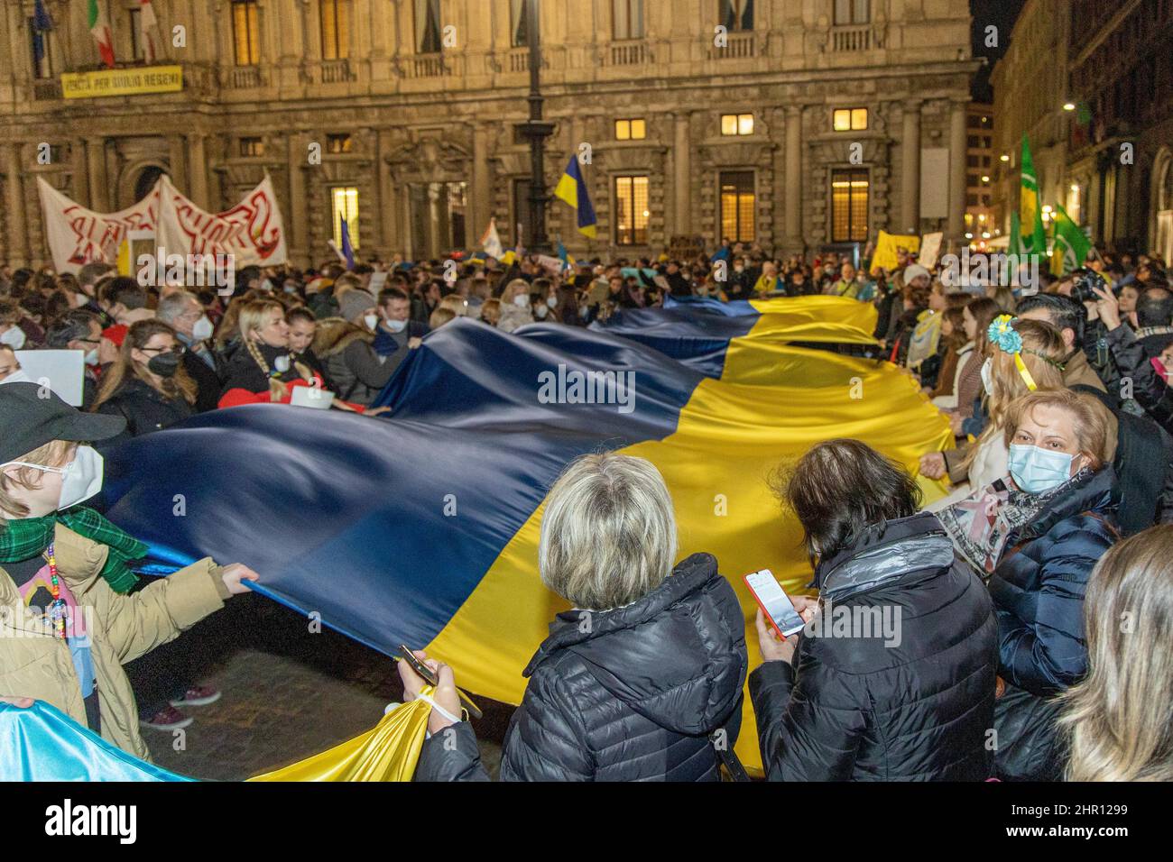 Milano, Italia - febbraio 24 2022 - piazza della Scala i residenti e i sostenitori ucraini portano cartelli e bandiere durante una protesta contro l'invasione russa dell'Ucraina Foto Stock