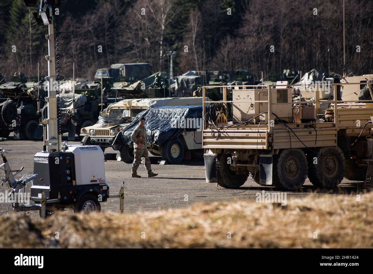 Arlamow, Polonia. 24th Feb 2022. I camion militari STATUNITENSI sono visti presso il campo militare dell'aeroporto di Arlamow. I soldati americani arrivarono in Polonia dopo che il Pentagono annunciò la necessità di forze aggiuntive. Si sono trasferiti dagli Stati Uniti all'Europa per rafforzare il fianco orientale della NATO. I soldati STATUNITENSI hanno creato una base militare in un piccolo aeroporto di Ar?amÛw, vicino al confine ucraino nella Polonia meridionale, dove si esercitano dopo che la Russia ha invaso l'Ucraina. (Foto di Attila Husejnow/SOPA Images/Sipa USA) Credit: Sipa USA/Alamy Live News Foto Stock