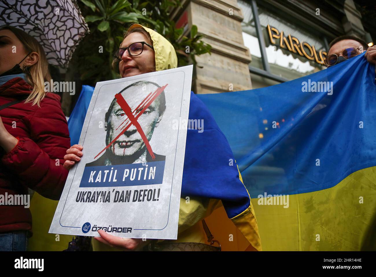 Istanbul, Turchia. 24th Feb 2022. Una donna pro-Ucraina tiene un cartello che dice "Killer Putin, uscire dall'Ucraina” durante la manifestazione. Cittadini ucraini e membri di un'organizzazione non governativa si sono riuniti di fronte al Consolato russo di Istanbul per protestare contro l'attacco delle truppe militari russe all'Ucraina. Credit: SOPA Images Limited/Alamy Live News Foto Stock