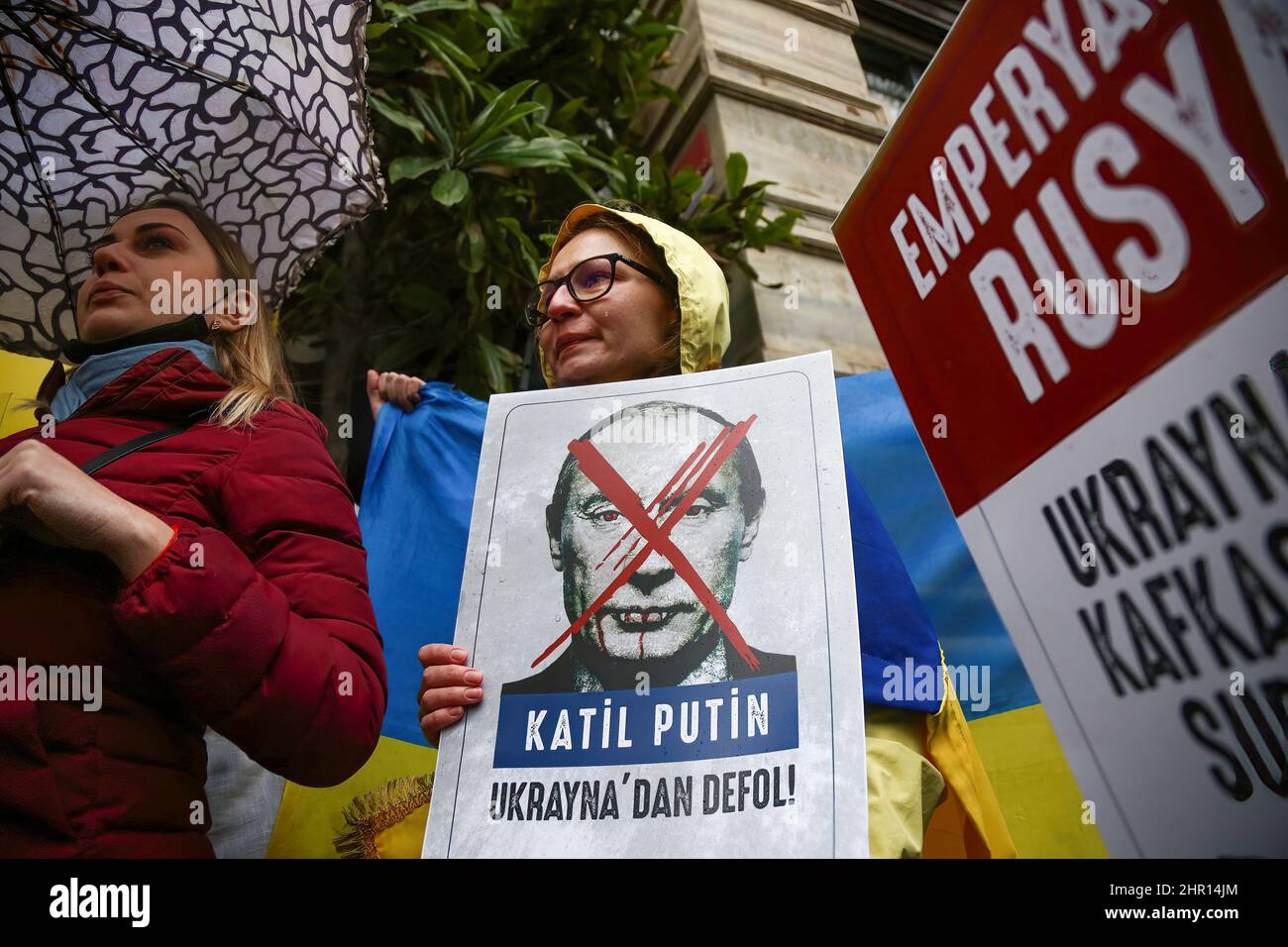 Istanbul, Turchia. 24th Feb 2022. Una donna pro-Ucraina tiene un cartello che dice "Killer Putin, uscire dall'Ucraina” durante la manifestazione. Cittadini ucraini e membri di un'organizzazione non governativa si sono riuniti di fronte al Consolato russo di Istanbul per protestare contro l'attacco delle truppe militari russe all'Ucraina. Credit: SOPA Images Limited/Alamy Live News Foto Stock