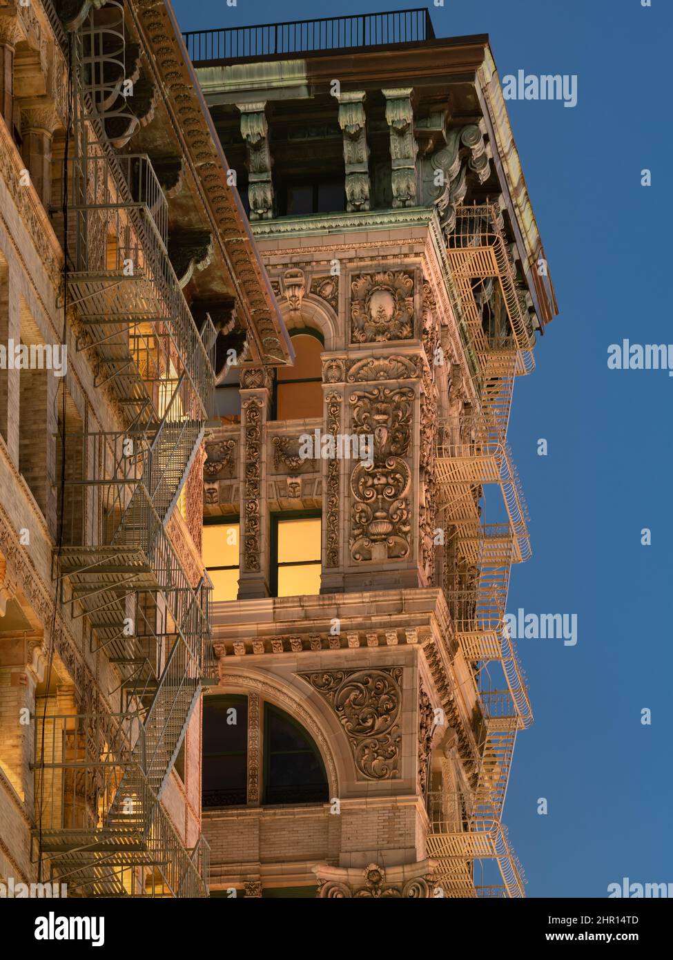 Edificio Soho con facciata intricata, ornamento in terracotta, cornicione in rame e fuga di fuoco in ferro dipinto. Manhattan, New York Foto Stock
