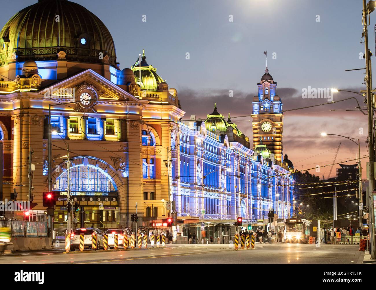 Melbourne, Australia. Melbourne Landmark Flinders Street Railway Station illuminata di notte nei colori dell'Ucraina come segno di solidarietà. Foto Stock
