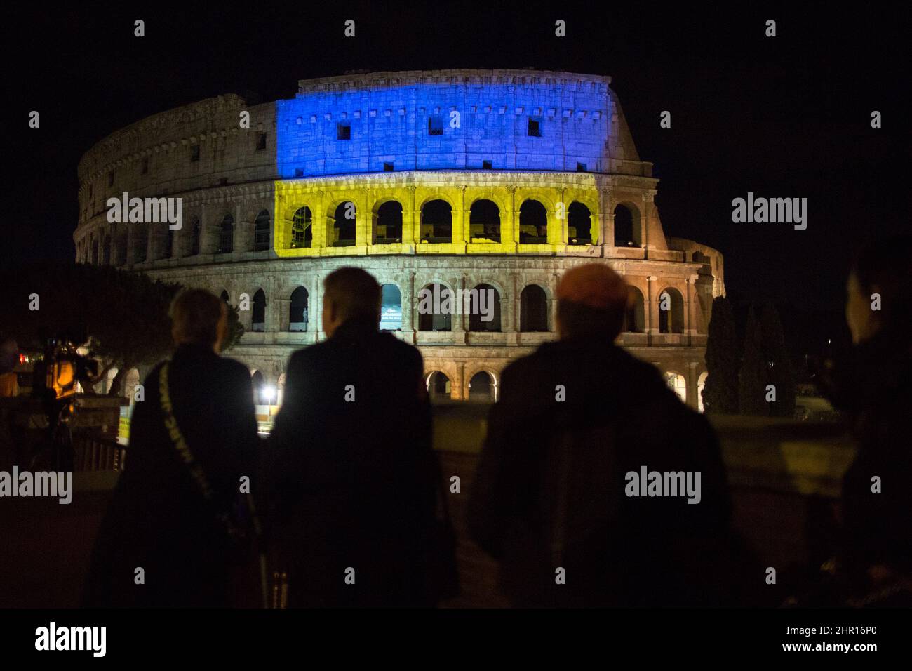 Roma, Italia. 24th Feb 2022. Roma, 24th Feb, 2022. La bandiera Ucraina fu proiettata sulle mura del Colosseo a Roma, dove la gente della Comunità Ucraina si riunì per lanciare le loro bandiere protestando contro la guerra contro l'Ucraina dichiarata stamattina dal Presidente russo Vladimir Putin. Credit: LSF Photo/Alamy Live News Foto Stock