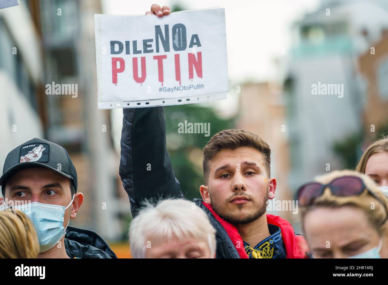 Madrid, Spagna. 24th Feb 2022. Un manifestante ha una cartellone che legge “No Putin” durante la manifestazione. In risposta all'invasione russa dell'Ucraina, un gruppo di cittadini ucraini residenti in Spagna si è riunito di fronte all'ambasciata russa a Madrid per protestare contro l'invasione dell'Ucraina da parte di Vladimir Putin. Credit: SOPA Images Limited/Alamy Live News Foto Stock