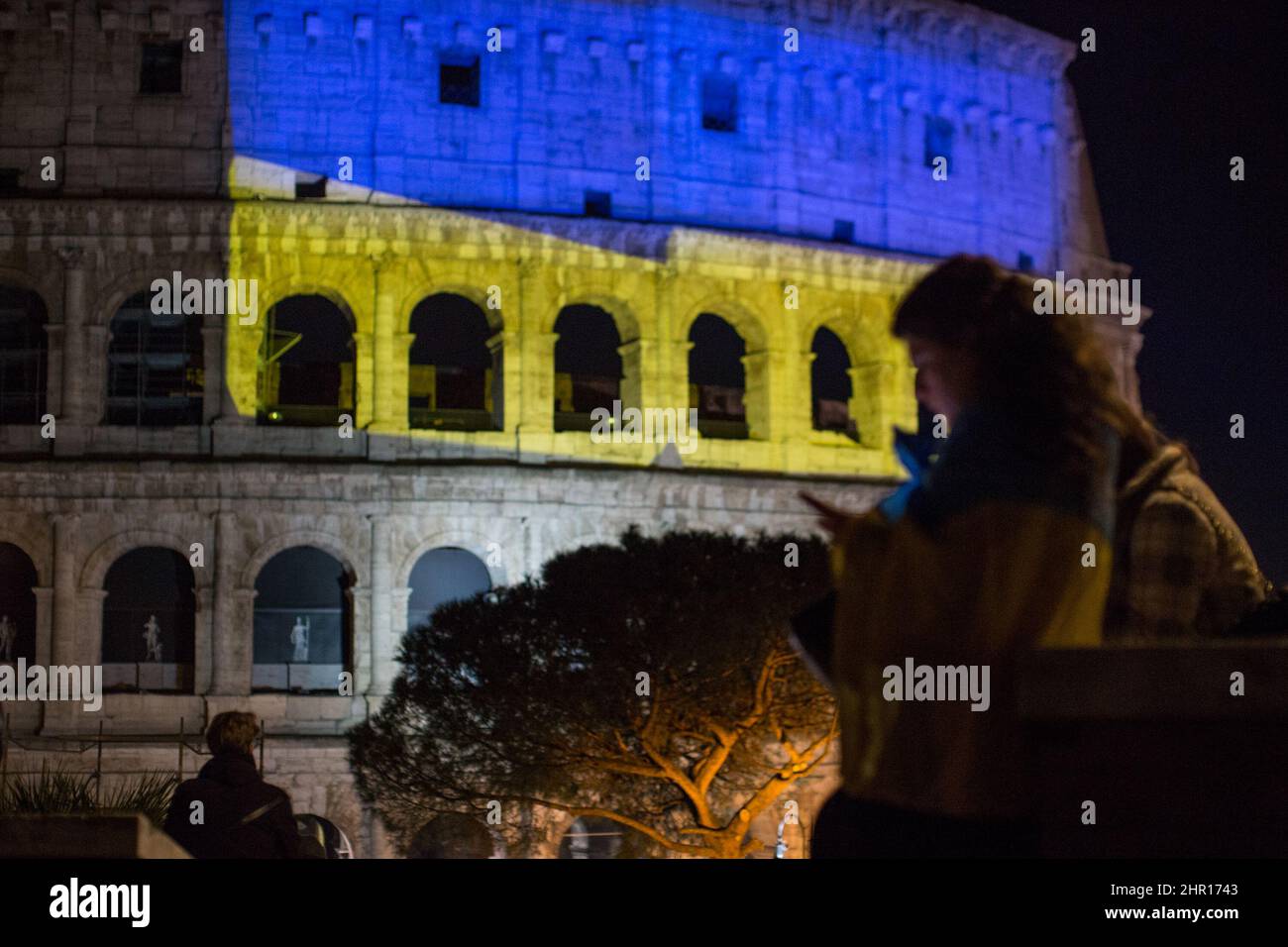 Roma, Italia. 24th Feb 2022. Roma, 24th Feb, 2022. La bandiera Ucraina fu proiettata sulle mura del Colosseo a Roma, dove la gente della Comunità Ucraina si riunì per lanciare le loro bandiere protestando contro la guerra contro l'Ucraina dichiarata stamattina dal Presidente russo Vladimir Putin. Credit: LSF Photo/Alamy Live News Foto Stock