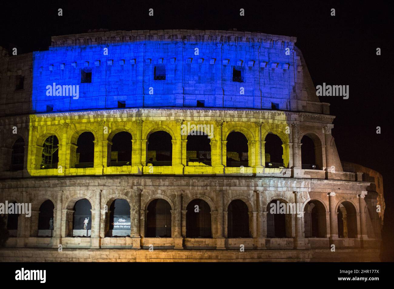 Roma, Italia. 24th Feb 2022. Roma, 24th Feb, 2022. La bandiera Ucraina fu proiettata sulle mura del Colosseo a Roma, dove la gente della Comunità Ucraina si riunì per lanciare le loro bandiere protestando contro la guerra contro l'Ucraina dichiarata stamattina dal Presidente russo Vladimir Putin. Credit: LSF Photo/Alamy Live News Foto Stock