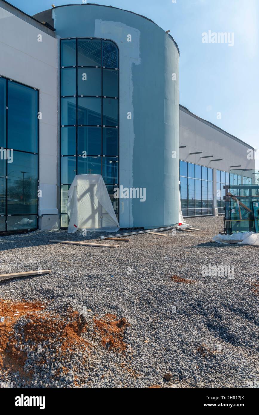 Installazione di un getto verticale di vetro in un nuovo cantiere industriale. Foto Stock