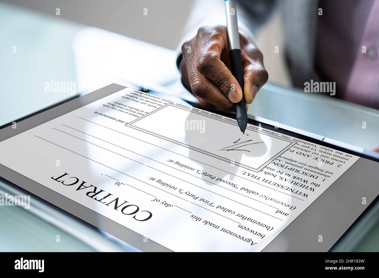 Firma digitale sul documento contrattuale online utilizzando il tablet Foto Stock