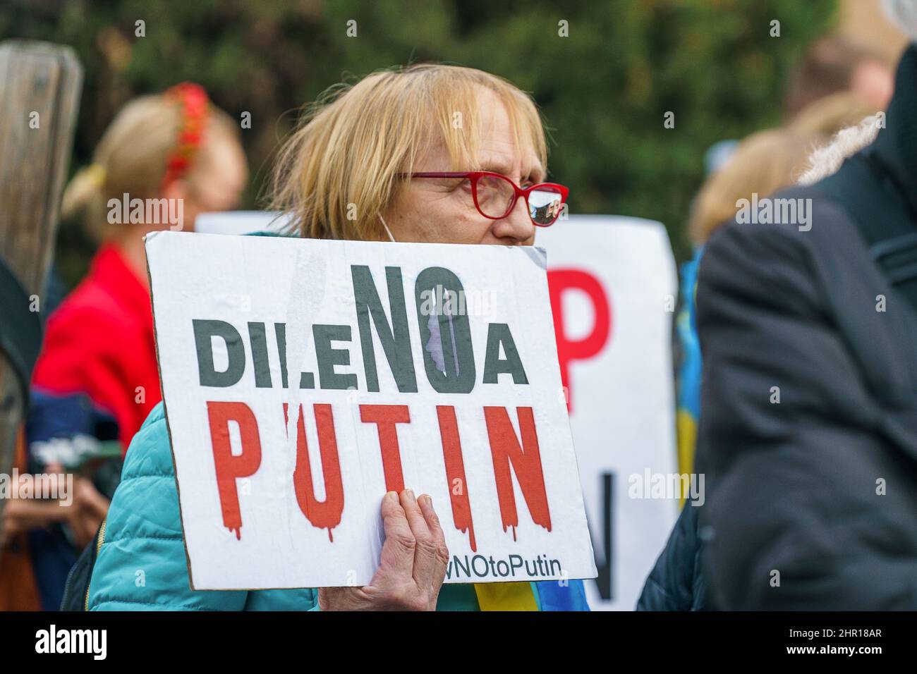 Madrid, Spagna. 24th Feb 2022. Un manifestante ha una cartellone che legge “No Putin” durante la manifestazione. In risposta all'invasione russa dell'Ucraina, un gruppo di cittadini ucraini residenti in Spagna si è riunito di fronte all'ambasciata russa a Madrid per protestare contro l'invasione dell'Ucraina da parte di Vladimir Putin. (Foto di Atilano garcia/SOPA Images/Sipa USA) Credit: Sipa USA/Alamy Live News Foto Stock
