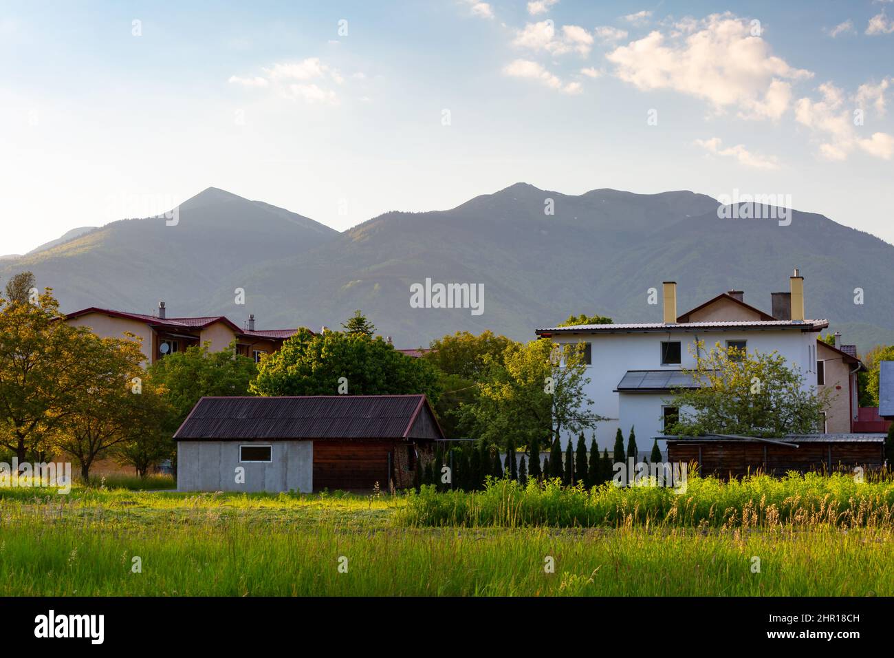 Vista sulle montagne di Mala Fatra e sul villaggio di Krpelany, Slovacchia. Foto Stock