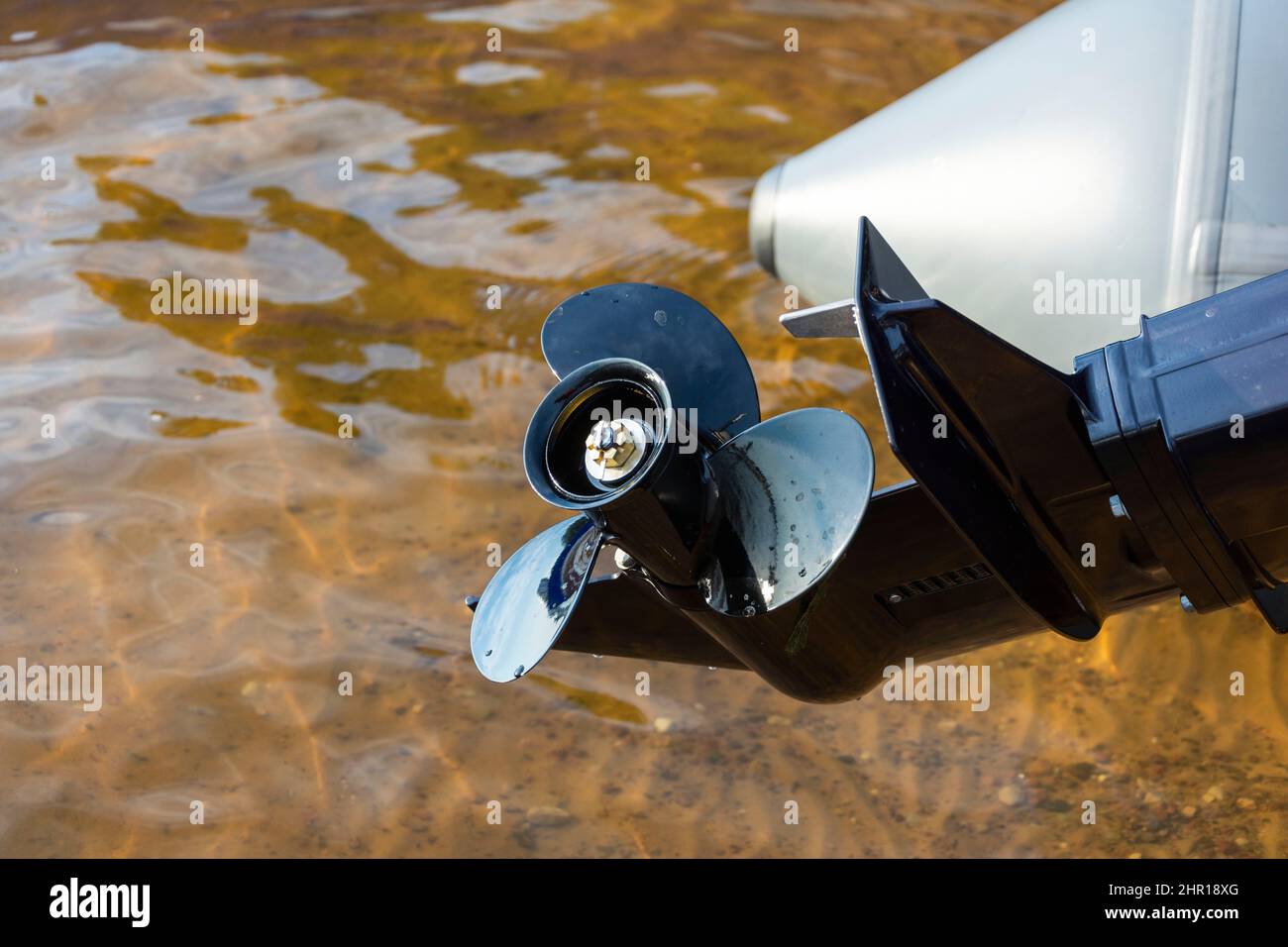 Barca da pesca Outboard Motor Propeller, Outboard Motor su una barca da diporto, lago, fiume. Foto Stock