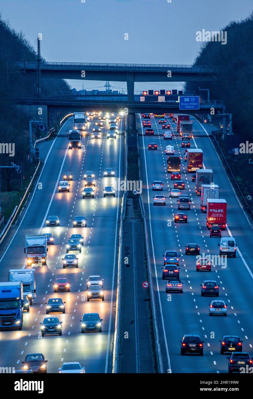 L'autostrada A3, traffico serale di punta su 6 corsie, prima dello svincolo di Hilden, guardando a sud, vicino a Erkrath, NRW, Germania. Foto Stock