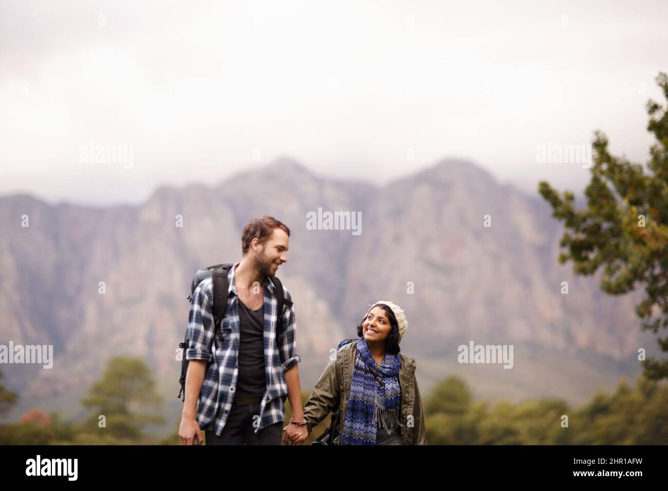 Goditi una passeggiata nella natura. Una giovane coppia carina che esplora insieme l'aria aperta. Foto Stock