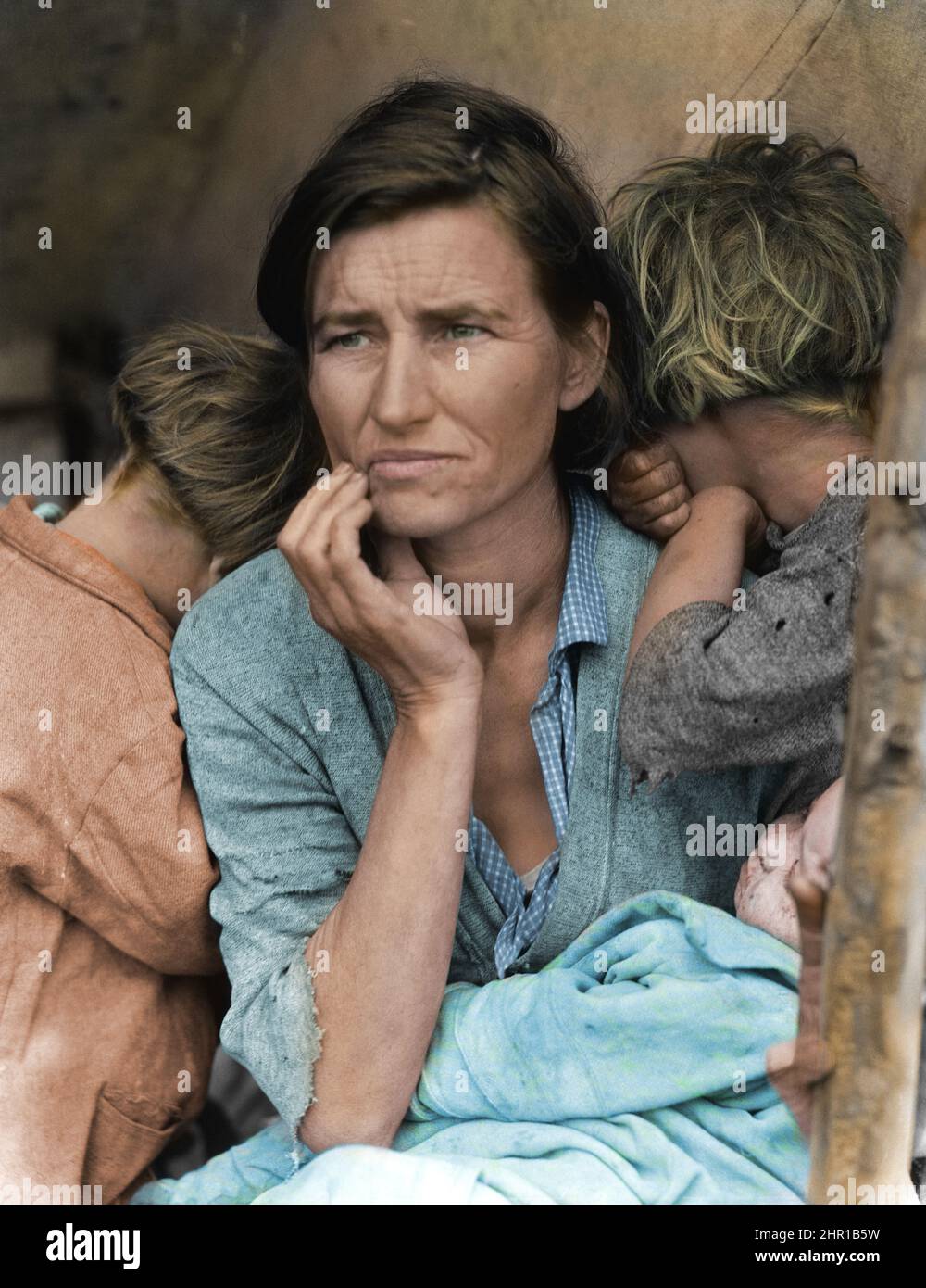 Dorothea Lange iconica Madre migrante che simboleggia la fame e la povertà subite da molti americani durante la Grande depressione - (versione colorata) Foto Stock