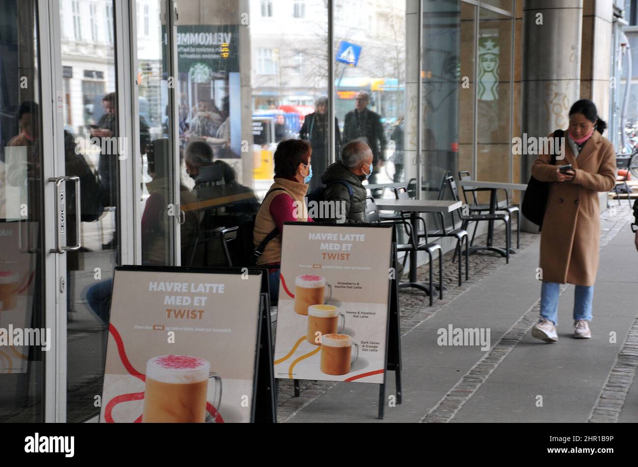 Copenaghen/Danimarca./24 febbraio 2022/. Seattle Coffee chain Starbucks Coffee cafe nella capitale danese. (Foto..Francis Joseph Dean/Dean Pictures) Foto Stock