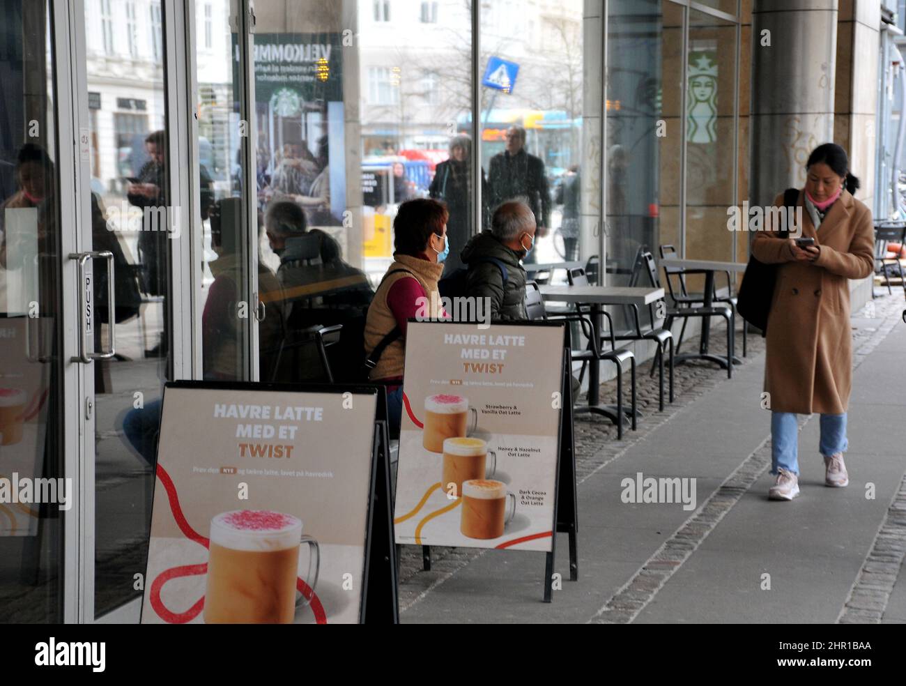 Copenaghen/Danimarca./24 febbraio 2022/. Seattle Coffee chain Starbucks Coffee cafe nella capitale danese. (Foto..Francis Joseph Dean/Dean Pictures) Foto Stock