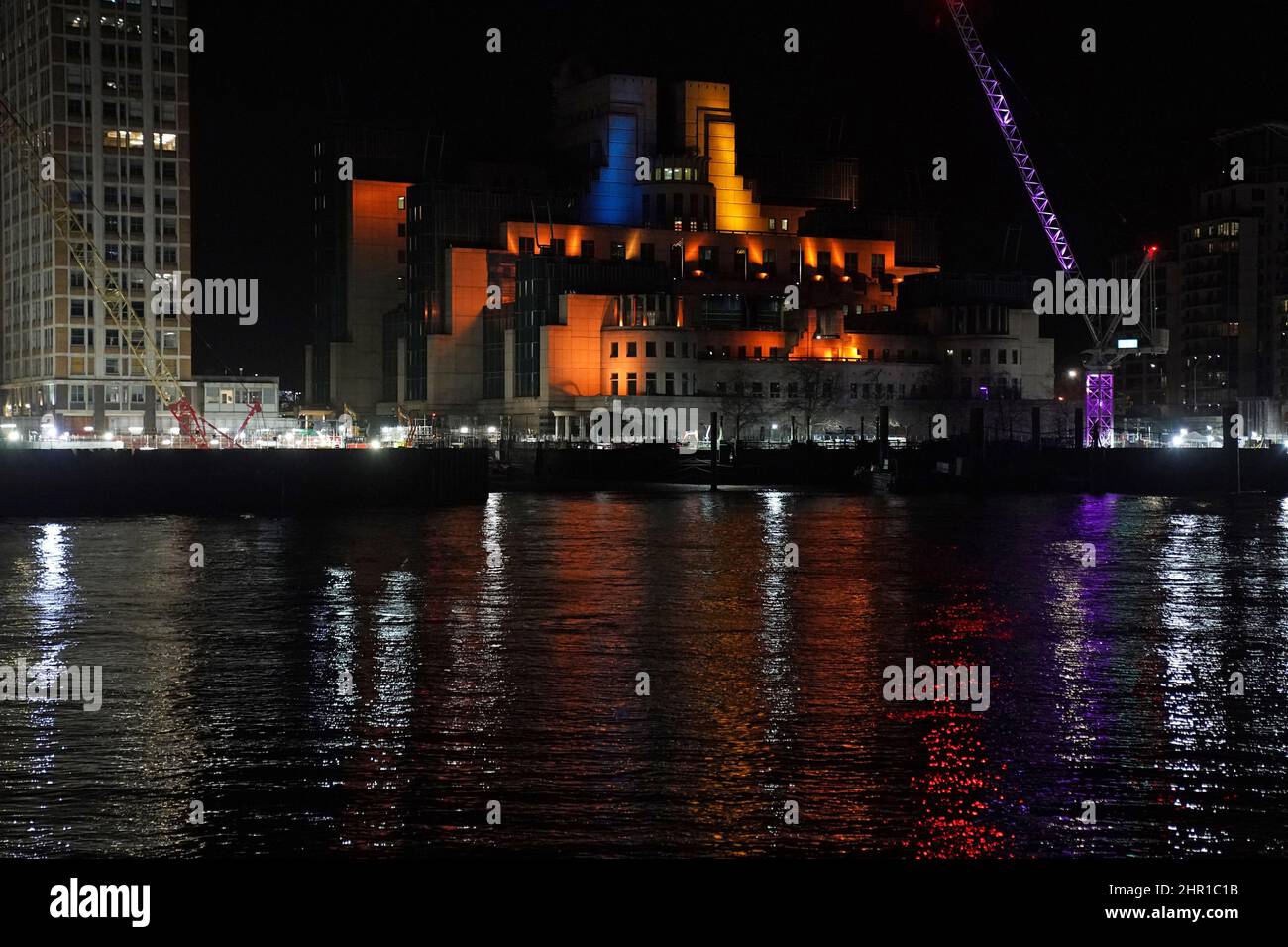 L'edificio SIS di Londra è illuminato in giallo e blu in un'espressione di solidarietà con l'Ucraina a seguito dell'invasione della Russia. Data immagine: Giovedì 24 febbraio 2022. Foto Stock