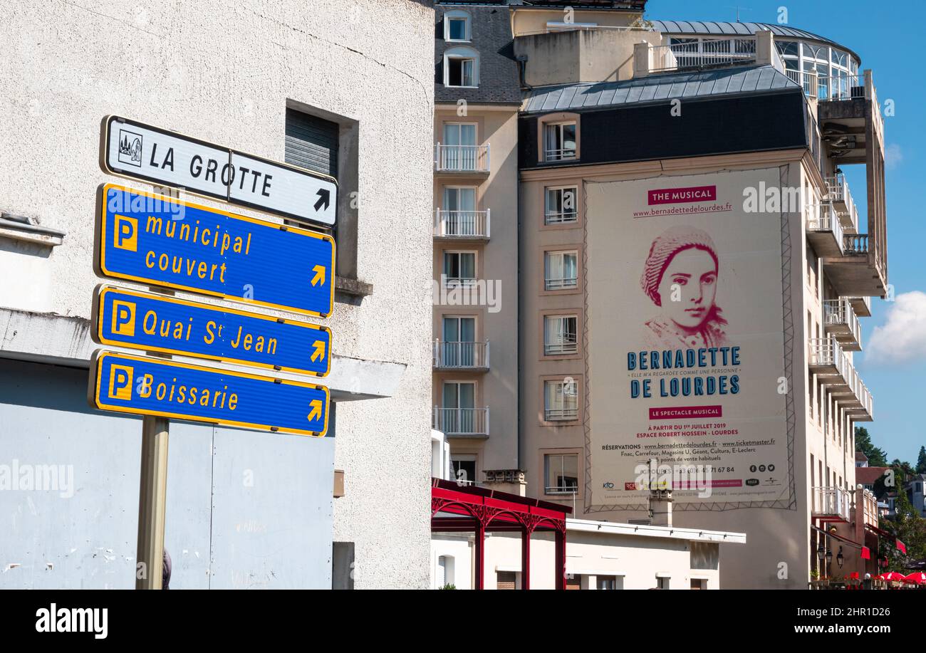 Lourdes, Francia - 28 agosto 2021: Indicazioni per la grotta delle apparizioni a Lourdes e i parcheggi. Foto Stock