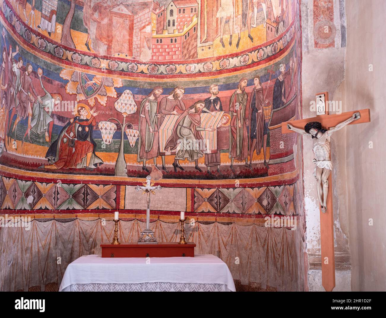 Mustair, Svizzera - 28 settembre 2021: Una cappella laterale nella chiesa carolingia di Mustair con famosi dipinti storici. Foto Stock