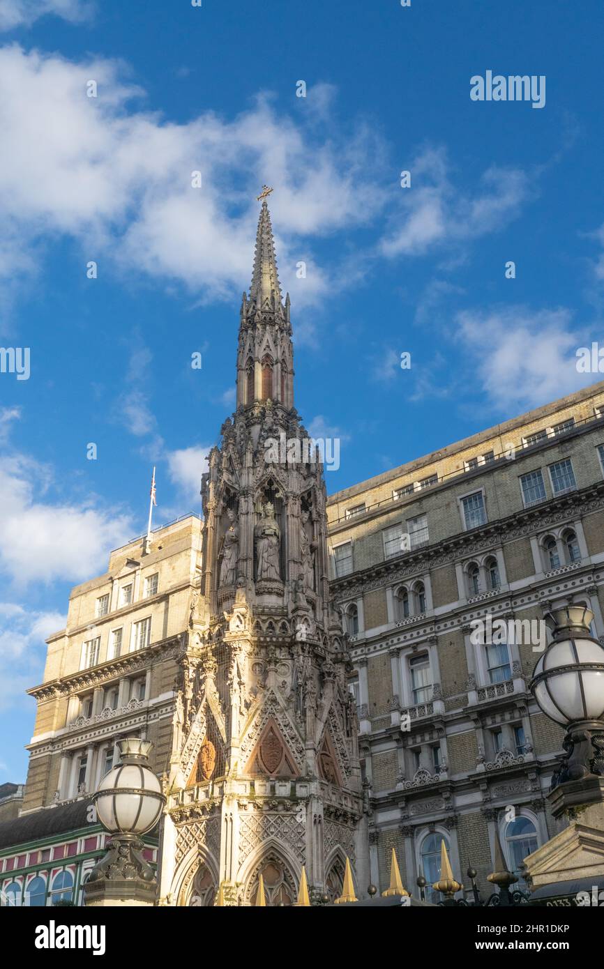 La Queen Eleanor Memorial Cross è un memoriale di Eleanor di Castiglia eretto nel piazzale della stazione ferroviaria di Charing Cross, Londra, nel 1864-1865 Foto Stock