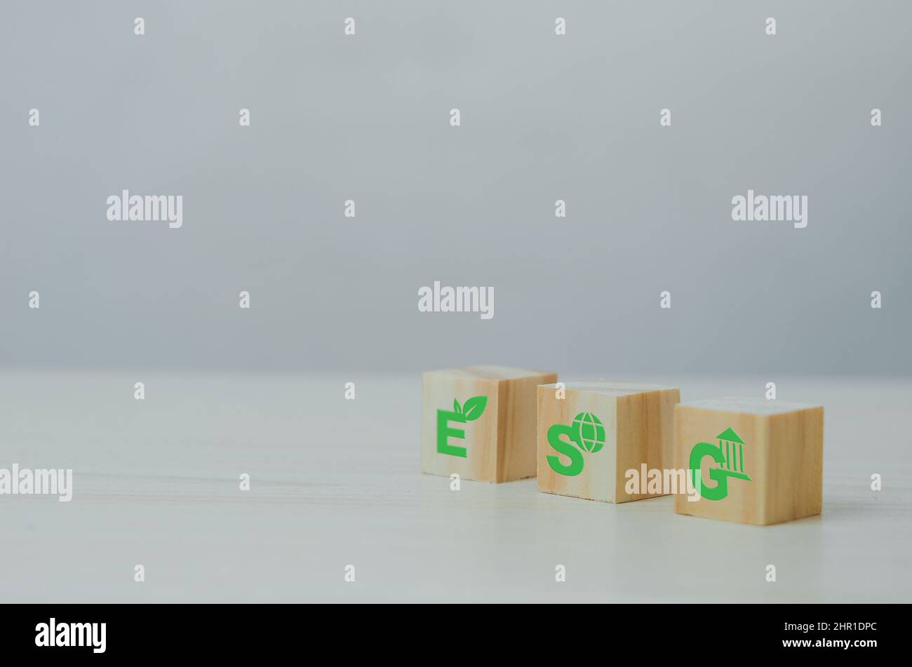 Cubi di legno con ESG Environmental Social Governance simbolo sullo sfondo e copy space.Business concetti. Foto Stock