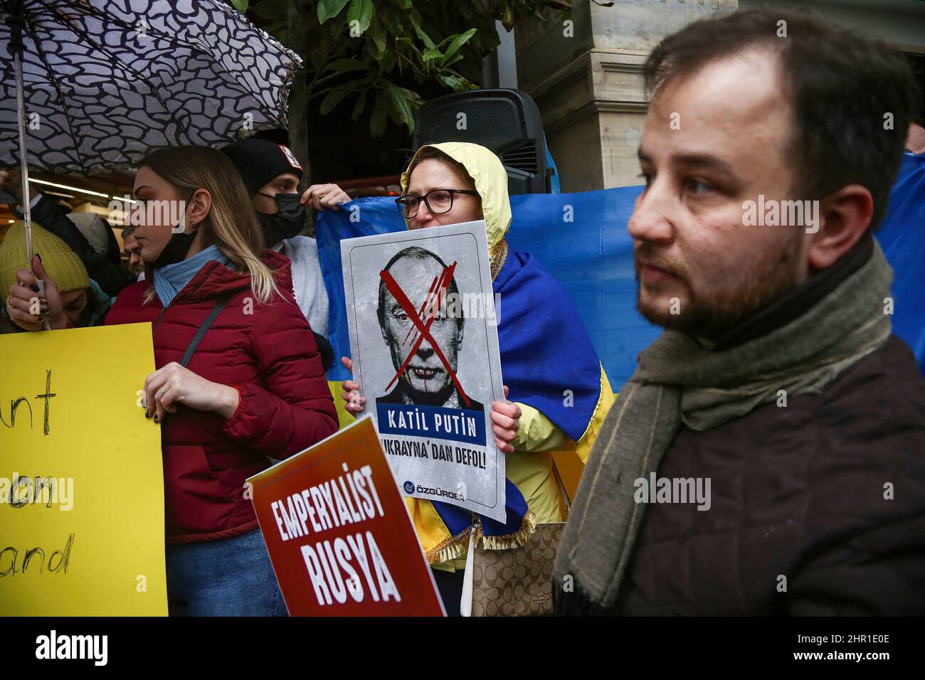 Istanbul, Turchia. 24th Feb 2022. Una donna pro-Ucraina tiene un cartello che dice "Killer Putin, uscire dall'Ucraina” durante la manifestazione. Cittadini ucraini e membri di un'organizzazione non governativa si sono riuniti di fronte al Consolato russo di Istanbul per protestare contro l'attacco delle truppe militari russe all'Ucraina. (Foto di Hakan AKGUN/SOPA Images/Sipa USA) Credit: Sipa USA/Alamy Live News Foto Stock