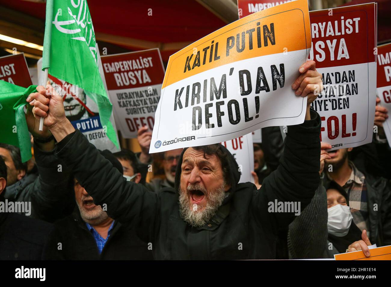 Istanbul, Turchia. 24th Feb 2022. Un manifestante tiene un cartello che dice "Killer Putin, uscire dalla Crimea” durante la manifestazione. Cittadini ucraini e membri di un'organizzazione non governativa si sono riuniti di fronte al Consolato russo di Istanbul per protestare contro l'attacco delle truppe militari russe all'Ucraina. (Foto di Hakan AKGUN/SOPA Images/Sipa USA) Credit: Sipa USA/Alamy Live News Foto Stock