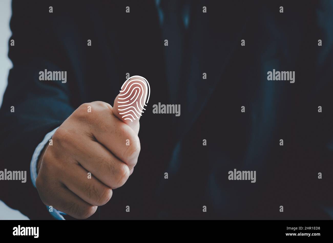 uomo d'affari che mostra i pollici fino a scansionare le impronte digitali. Business online, accesso tramite password per la sicurezza. Concetto di tecnologia. Foto Stock
