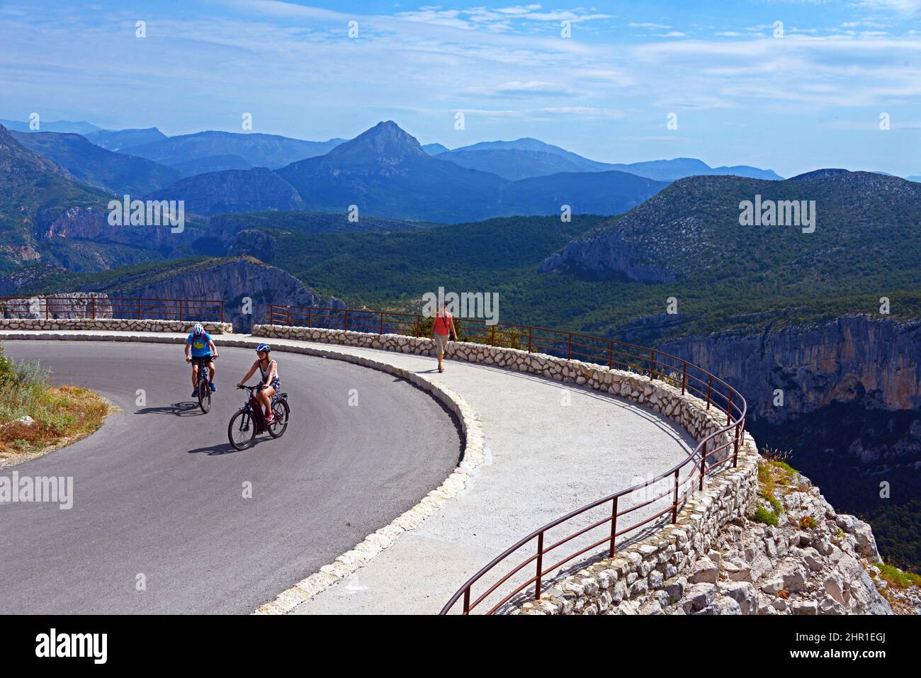 Famosa Route des Cretes con bici elettrica lungo il grande Canyon di Verdon, Francia, Alpes de Haute Provence, la Palud sur Verdon Foto Stock