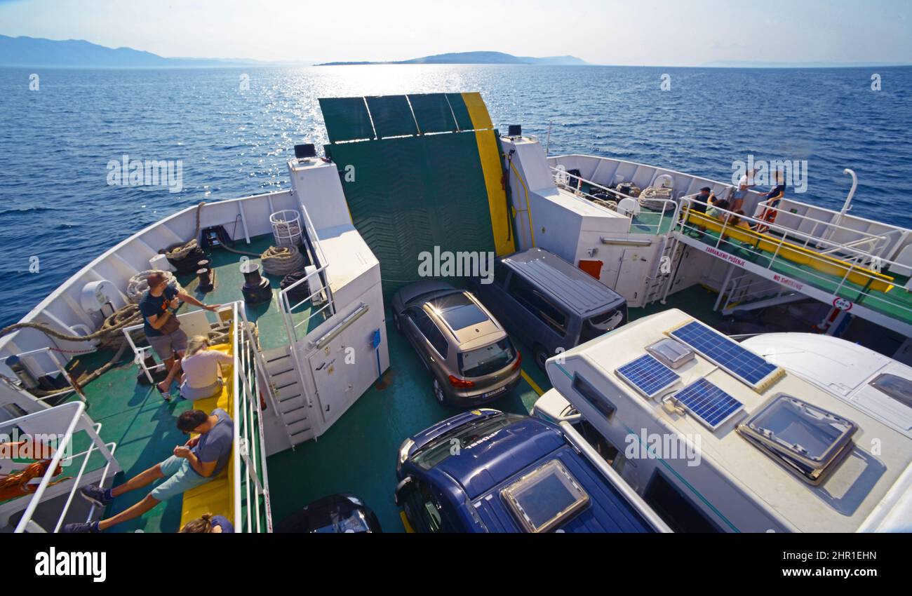 Traghetto per l'isola di Hvar con automobili e case mobili, Croazia, Dalmazia, Hvar Foto Stock