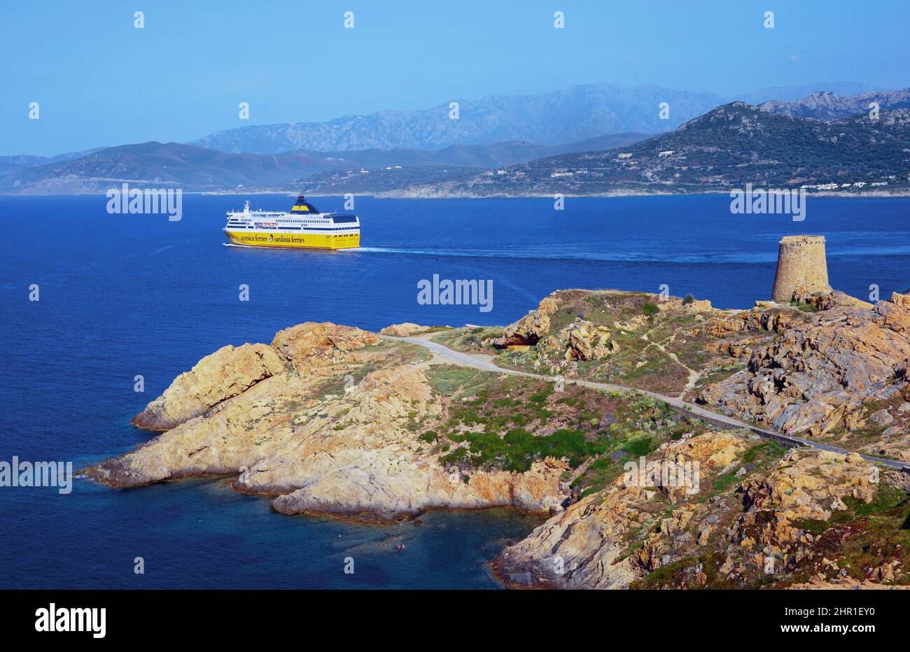 Traghetto che lascia l'isola di pietra , Francia, Corsica, Ile Rousse Foto Stock