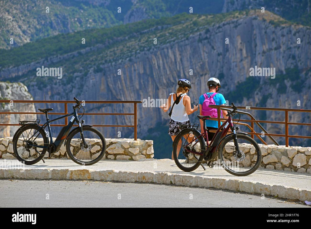 Famosa Route des Cretes con bici elettrica lungo il grande Canyon di Verdon, Francia, Alpes de Haute Provence, la Palud sur Verdon Foto Stock