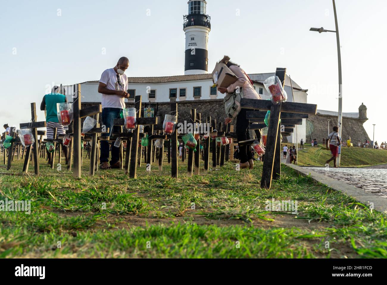 Croci fissate al suolo in onore di quelli uccisi da Covid-19 a Farol da barra in Salvador, Bahia, Bra Foto Stock