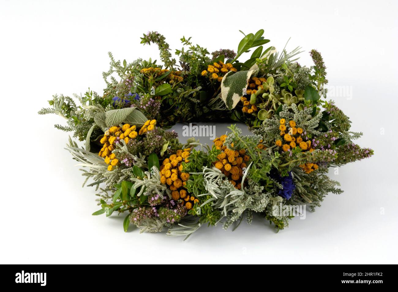 corona floreale fatta di erbe mediche diverse, taglio Foto Stock