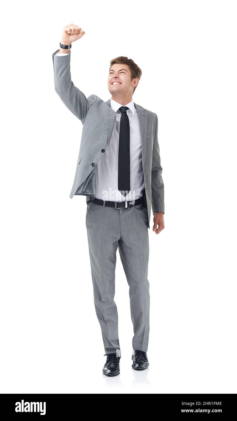 Festeggiamo il suo successo aziendale. Sparo a tutta lunghezza di un giovane uomo d'affari con il braccio sollevato in festa. Foto Stock