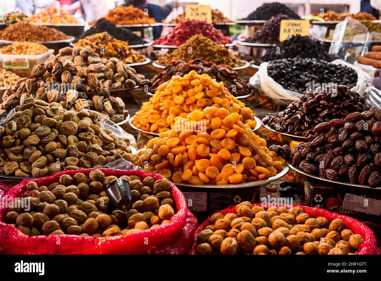 Bacche secche sul bancone. Uvetta, albicocche secche, prugne. Cibo vegano. Cibo sano Foto Stock
