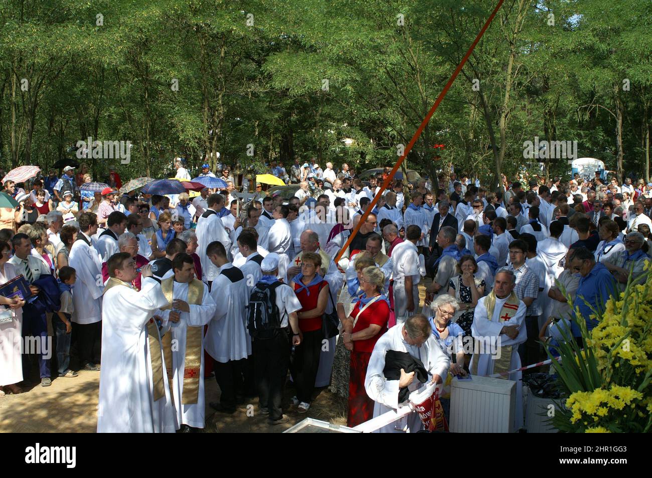 Wieleń Zaobrzański, Wielkopolska, Grande Polonia, Großpolen, Polen, Polska; Eine Menge Gläubiger bei einer religiösen Zeremonie. Tłumy wiernych Foto Stock