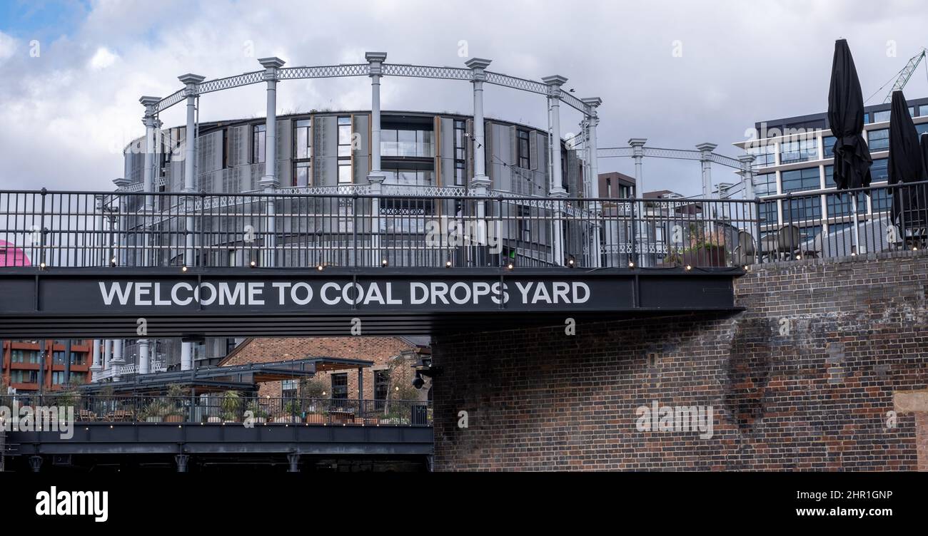 Gasholders building: Blocco di appartamenti costruiti all'interno di disusato storico vittoriano detentore di gas a King's Cross, Londra UK. Fotografato da Coal Drops Yard. Foto Stock