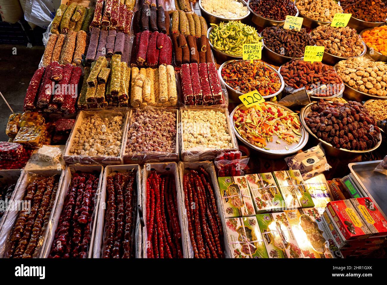 Vetrina con dolci orientali e delizie turche Foto Stock