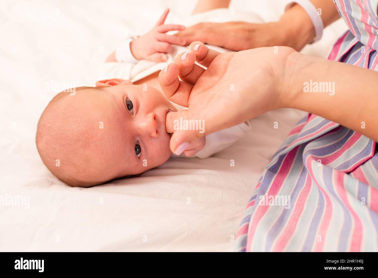 Mamma prepara il suo neonato all'allattamento al seno Foto Stock